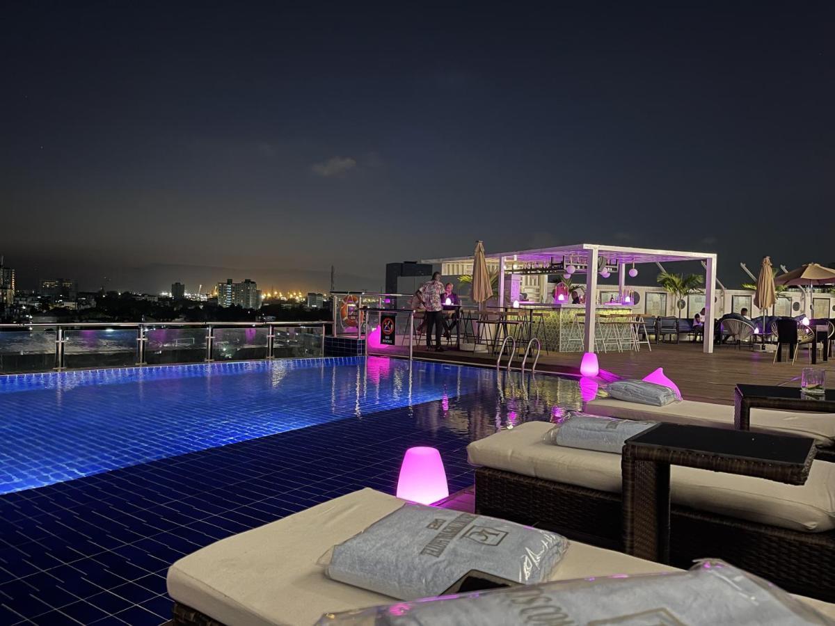 Lagos Continental Hotel Exterior foto The rooftop pool at the hotel