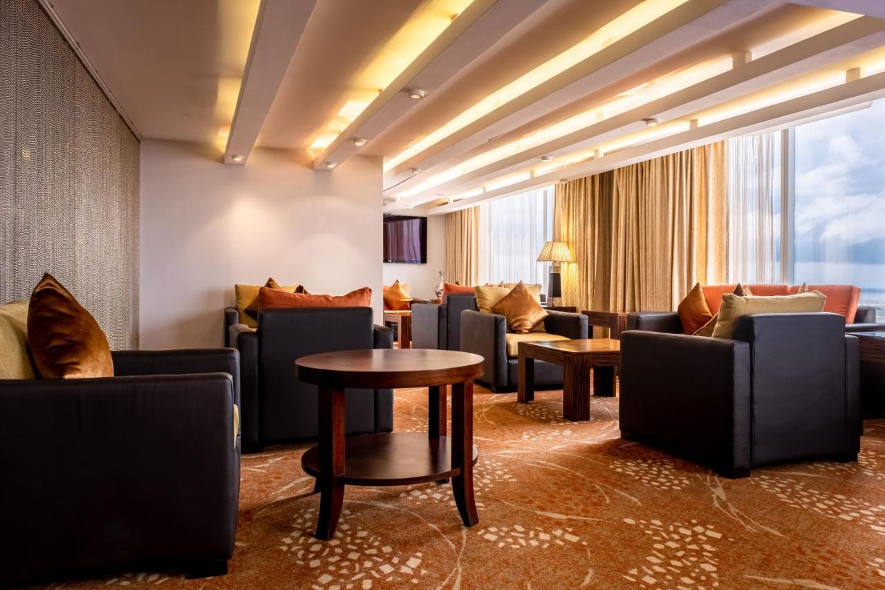 Lagos Continental Hotel Exterior foto The Club lounge at Hong Kong International Airport
