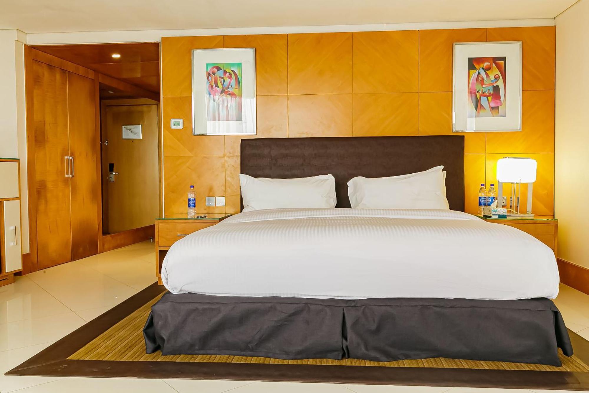 Lagos Continental Hotel Exterior foto A bedroom at the hotel