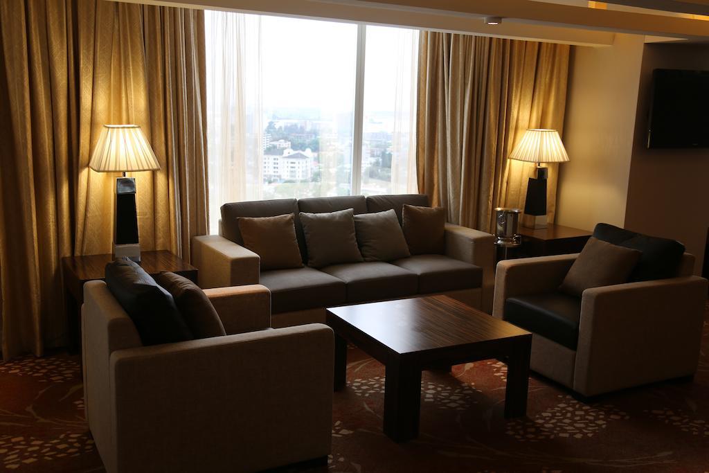 Lagos Continental Hotel Exterior foto A living room in a suite at the hotel